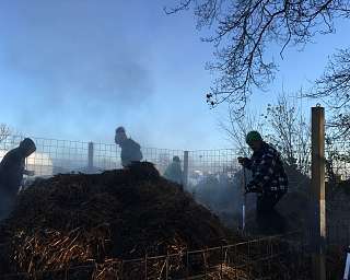 Biomeiler Mist verteilen